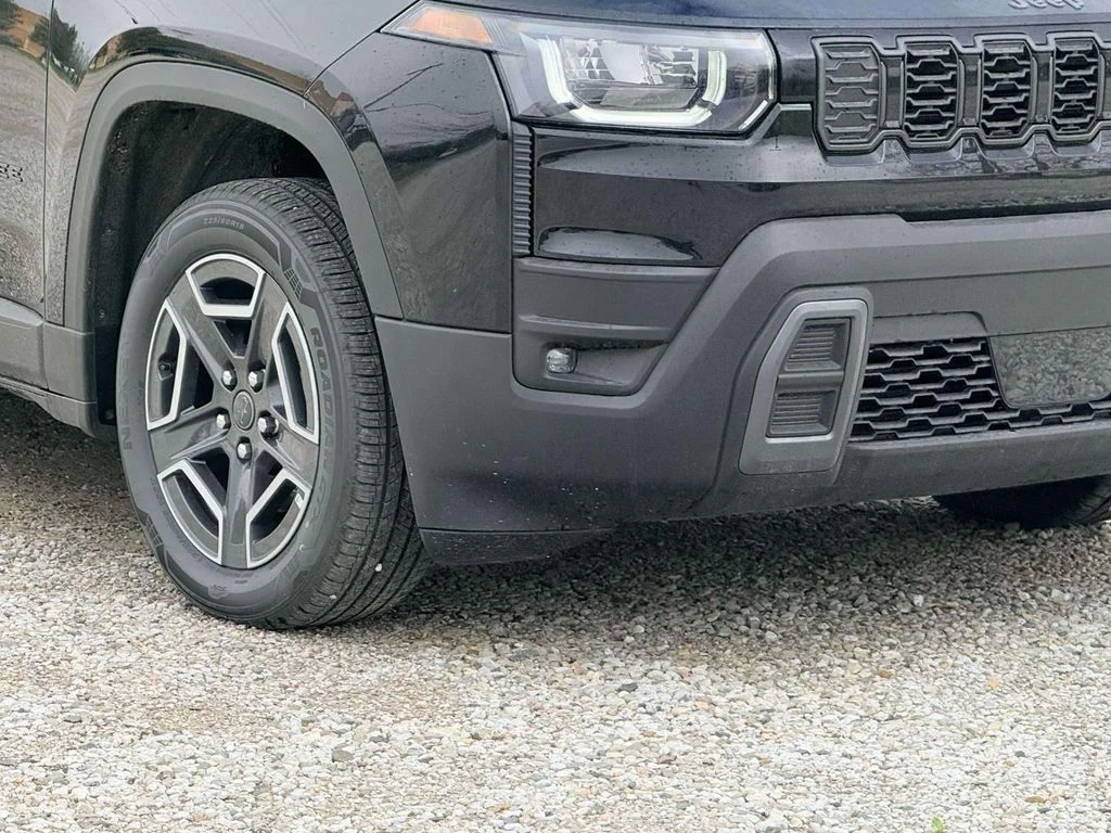 New 2026 Diamond Black Crystal Pearlcoat Jeep Limited image 5