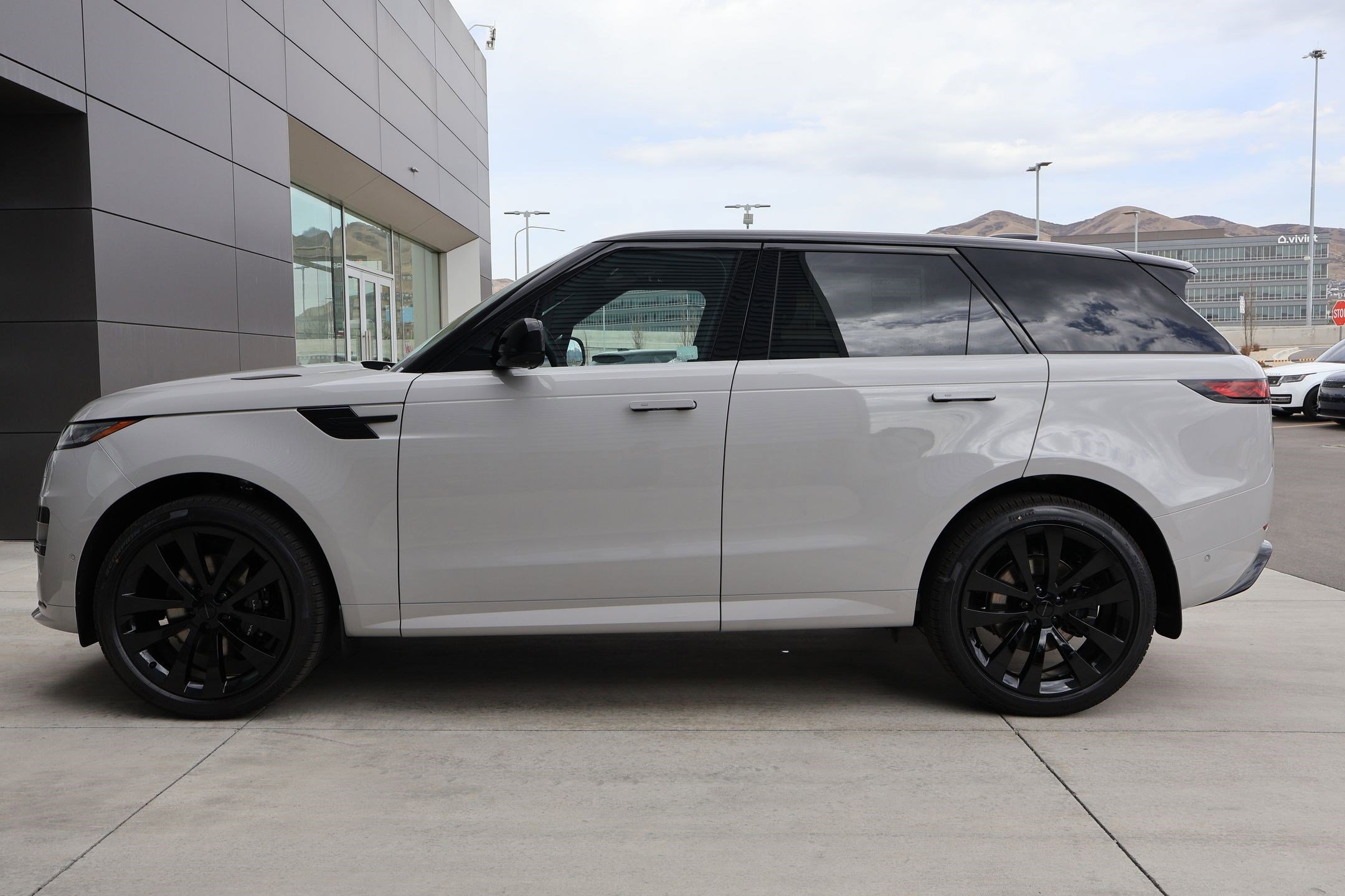 New 2026 Borasco Grey LAND ROVER P400 Dynamic SE image 9