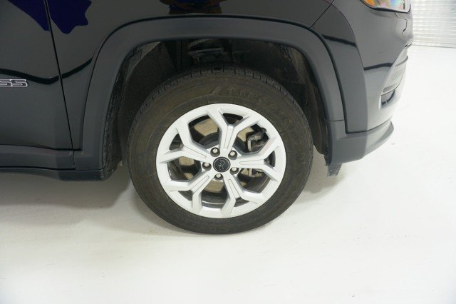 Used 2025 Diamond Black Crystal Pearlcoat Jeep Sport image 5