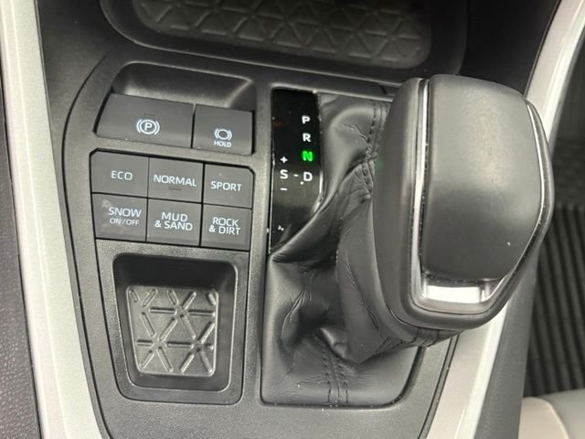 Used 2025 Beige Toyota XLE Premium image 34