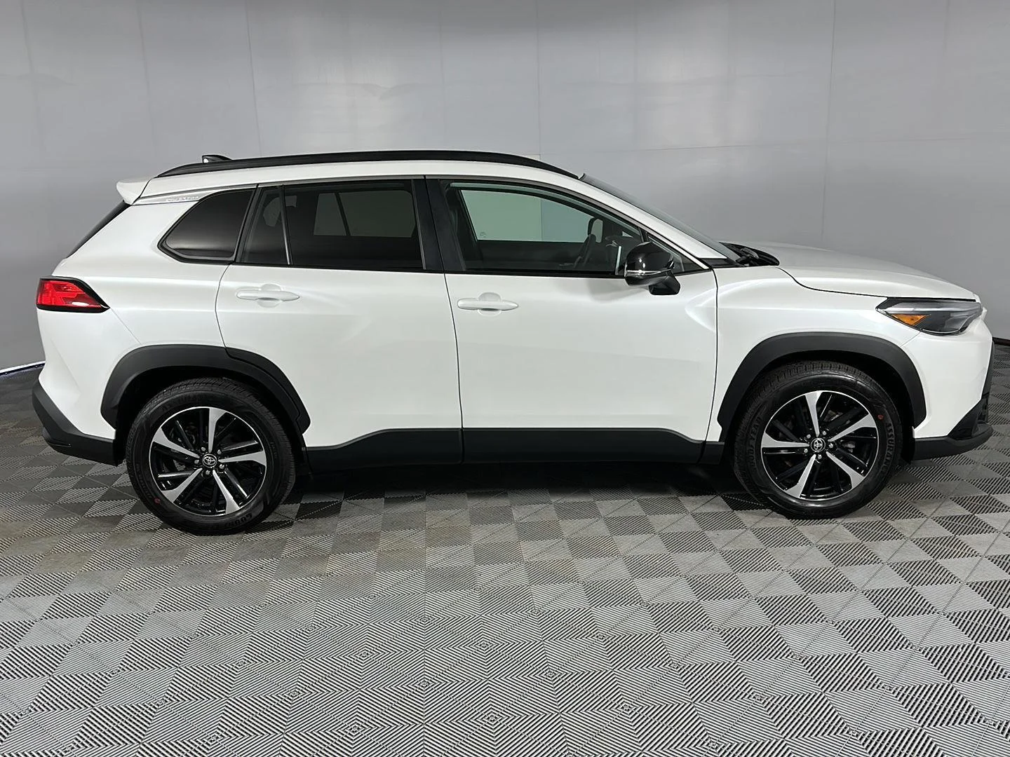 Used 2025 Wind Chill Pearl Toyota XSE image 8