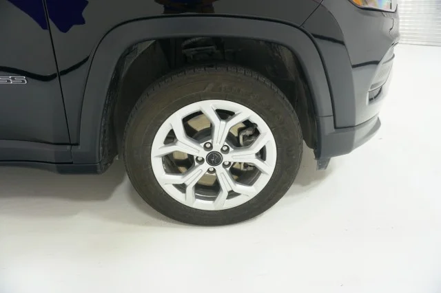 Used 2025 Diamond Black Crystal Pearlcoat Jeep Sport image 5