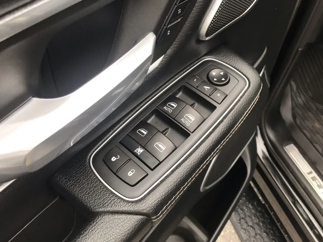 Used 2020 Diamond Black Crystal Pearlcoat Ram Laramie image 11