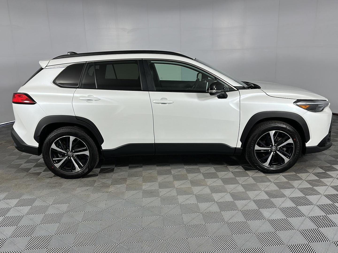 Used 2025 Wind Chill Pearl Toyota XSE image 8