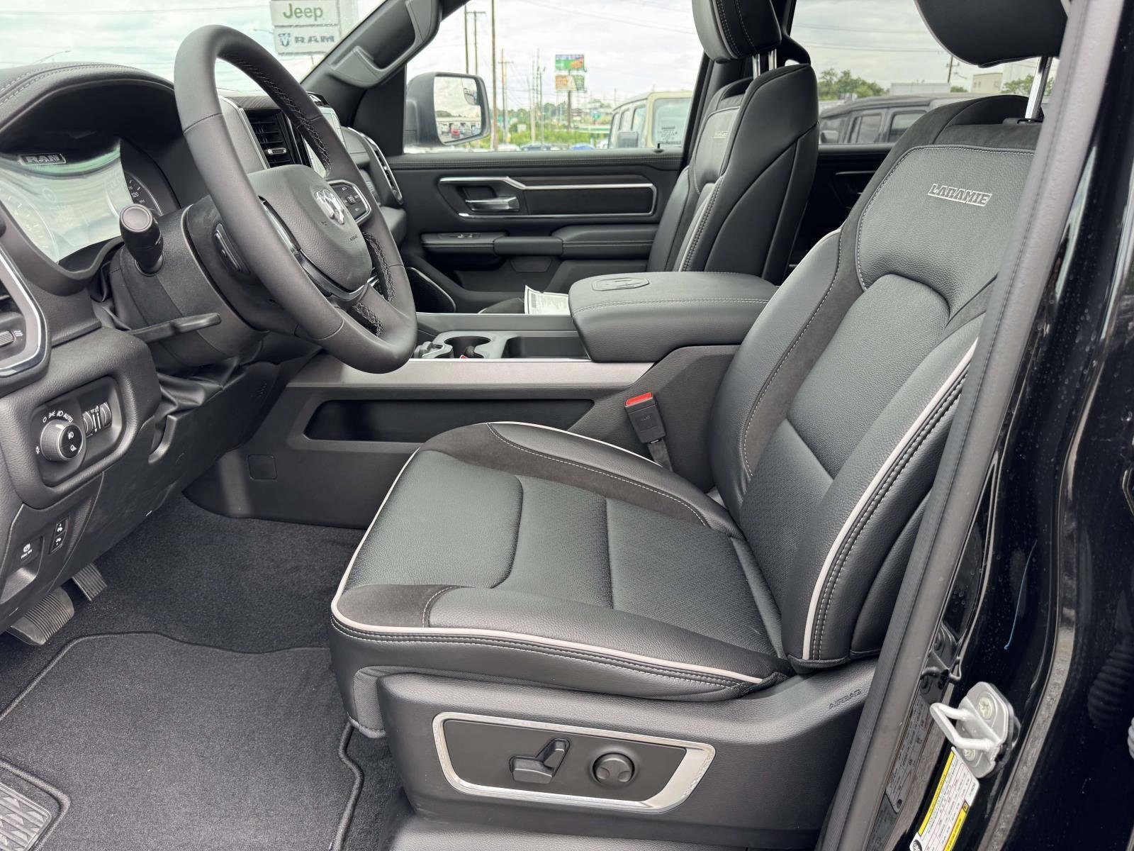 New 2026 Diamond Black Crystal Pearl-Coat Exterior Paint RAM Laramie image 21