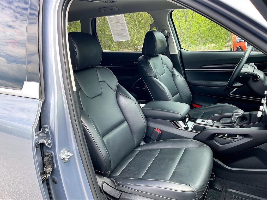 Used 2025 Everlasting Silver Kia LX image 10