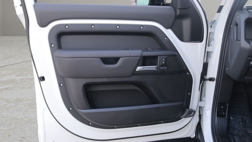 New 2026 Fuji White LAND ROVER X-Dynamic SE image 9