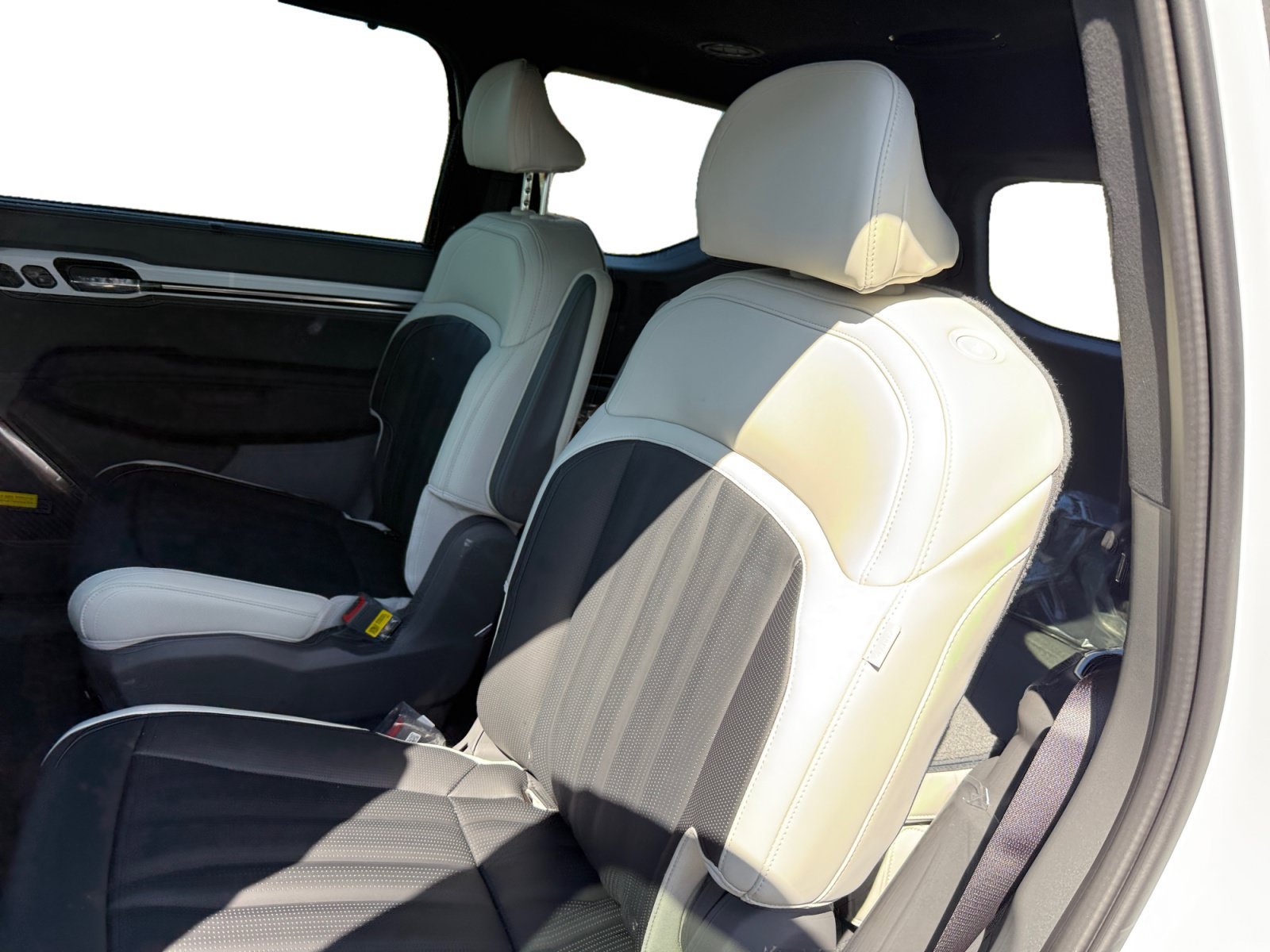New 2026 Glacial White Pearl / Black Ro Kia GT-Line AWD image 16