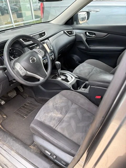 Used 2016 Gray Nissan SV image 6