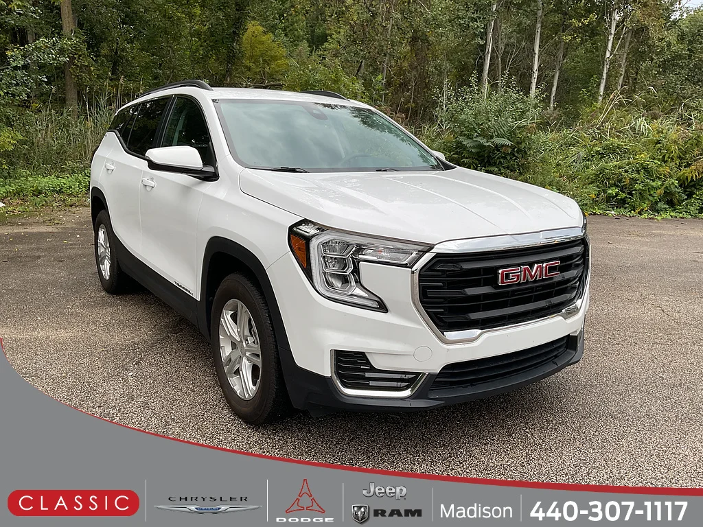 Used 2024 Summit White GMC SLE image 1
