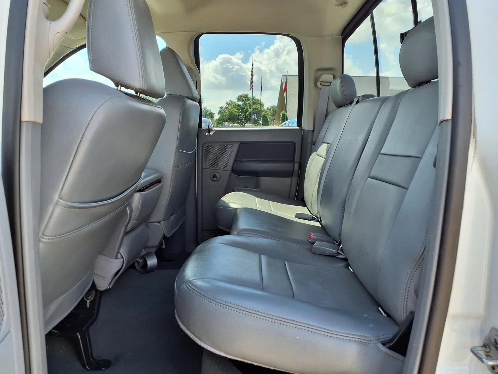 Used 2007 White Dodge SLT image 12