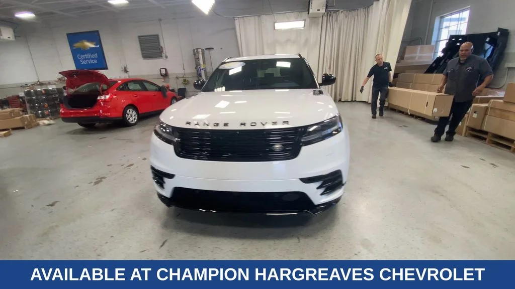 Used 2025 Fuji White Land Rover Dynamic SE image 3