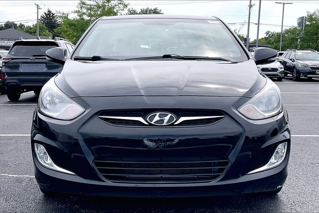 Used 2013 Black Hyundai SE image 2