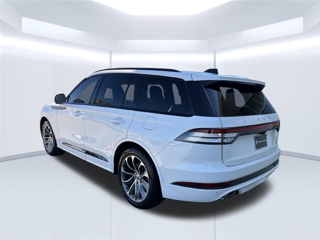 Used 2025 White Lincoln Premiere image 5