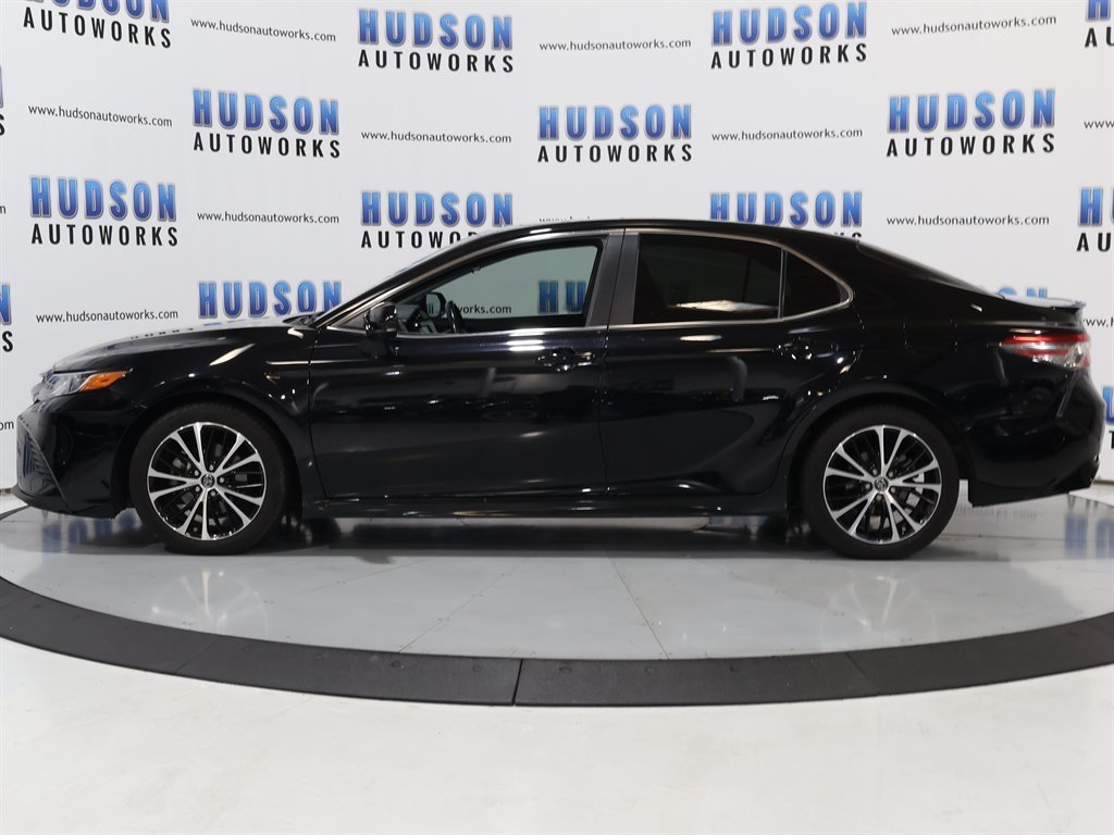 2018 Toyota Camry SE photo 3