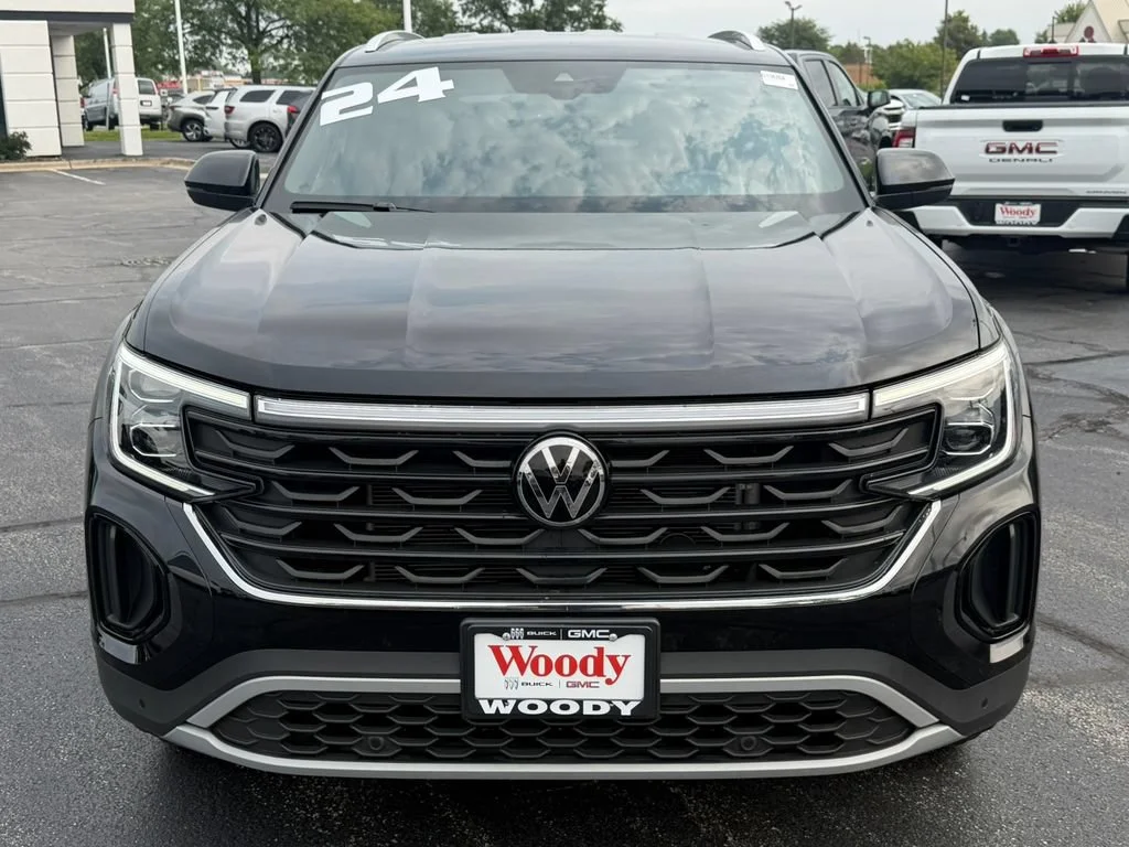 Used 2024 Black Volkswagen 2.0T SE w/Technology image 19