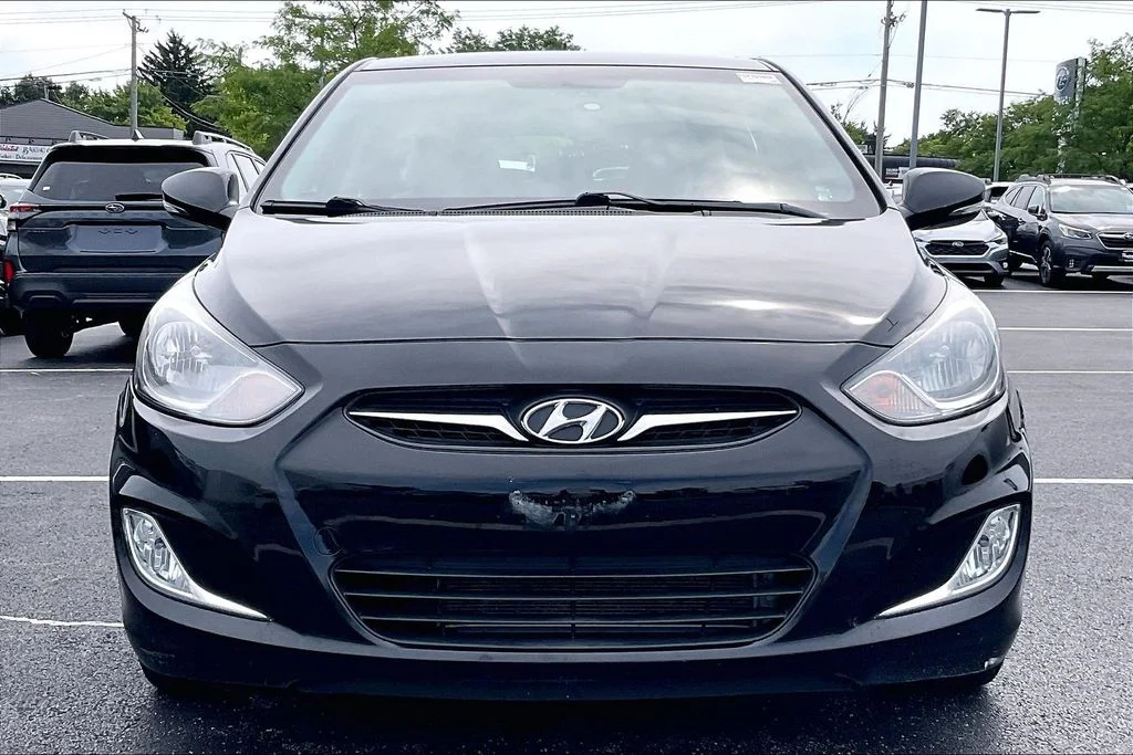 Used 2013 Black Hyundai SE image 2