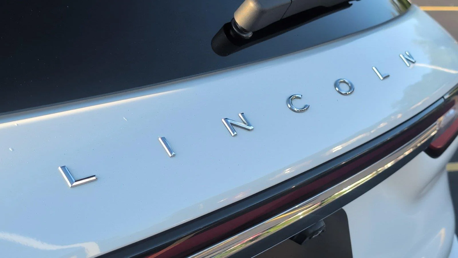 Used 2022 Pristine White Metallic Tri-Coat Lincoln Reserve image 6