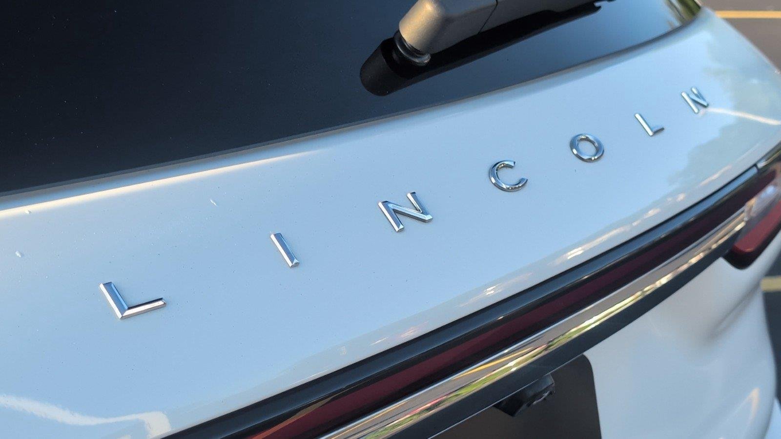 Used 2022 Pristine White Metallic Tri-Coat Lincoln Reserve image 6