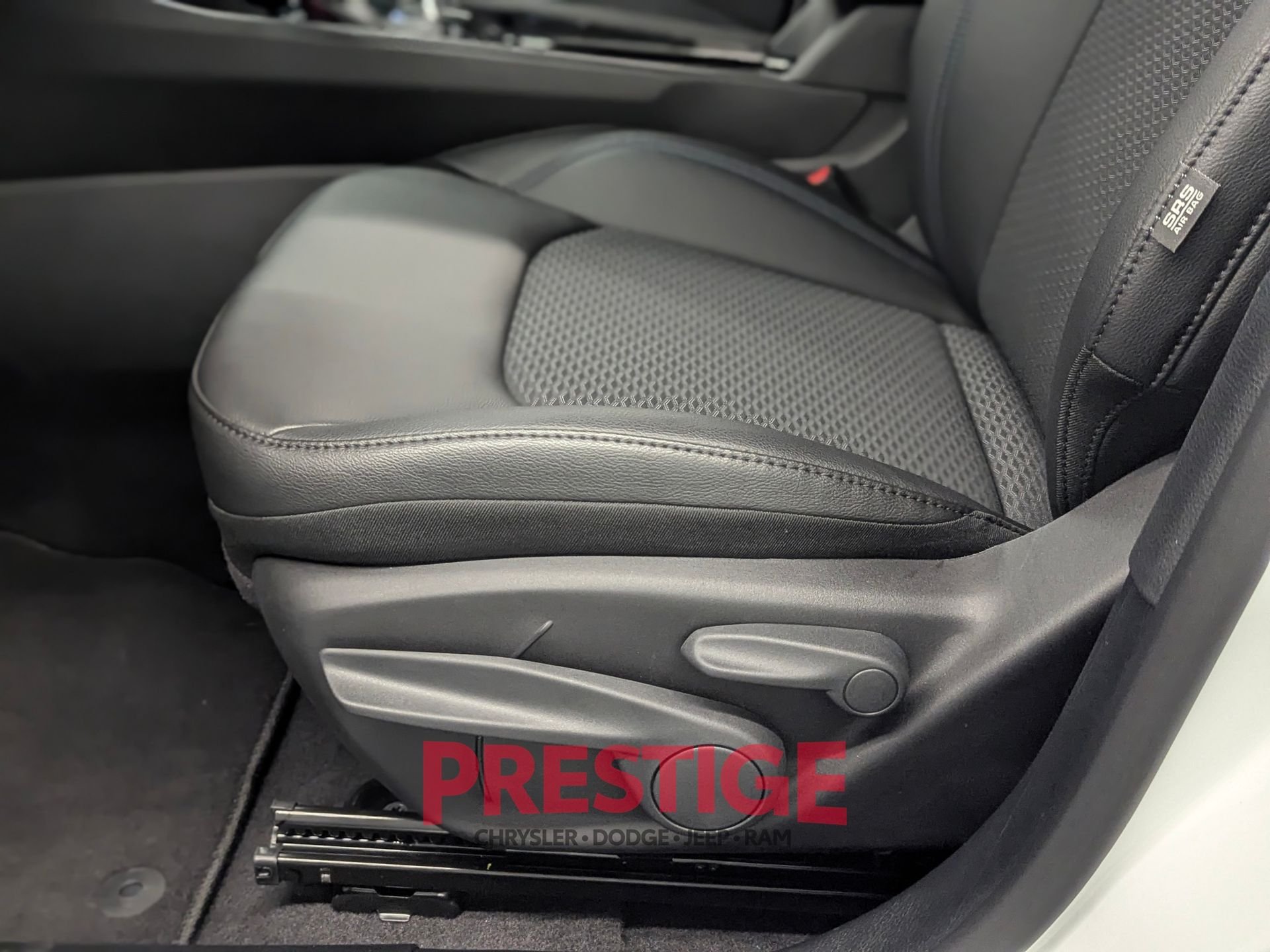 New 2026 Bright White Clearcoat Jeep Latitude image 22