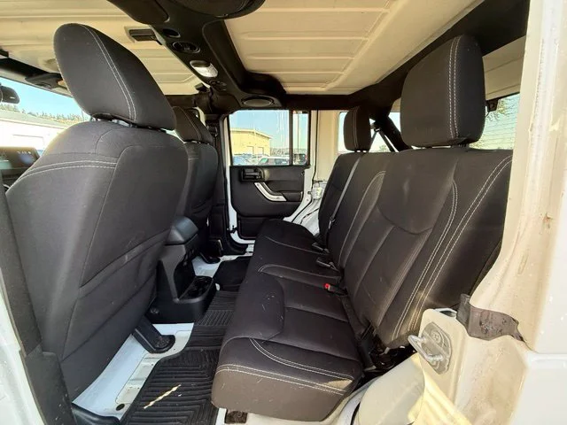 Used 2014 Bright White Clearcoat Jeep Unlimited Sahara image 12