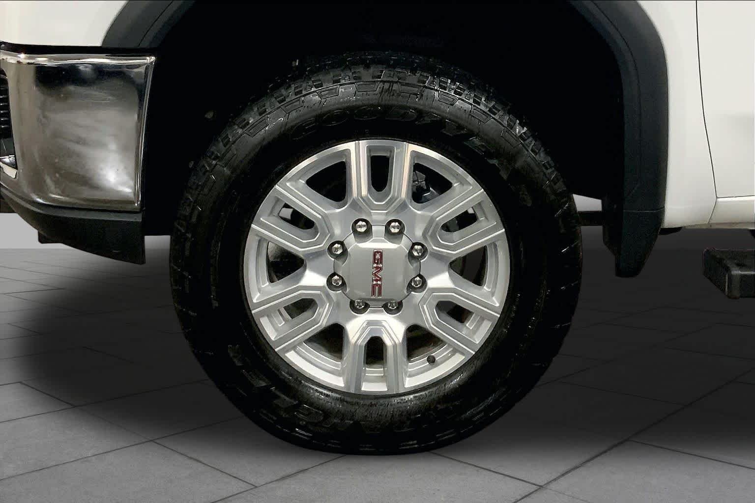Used 2022 Summit White GMC SLE image 11