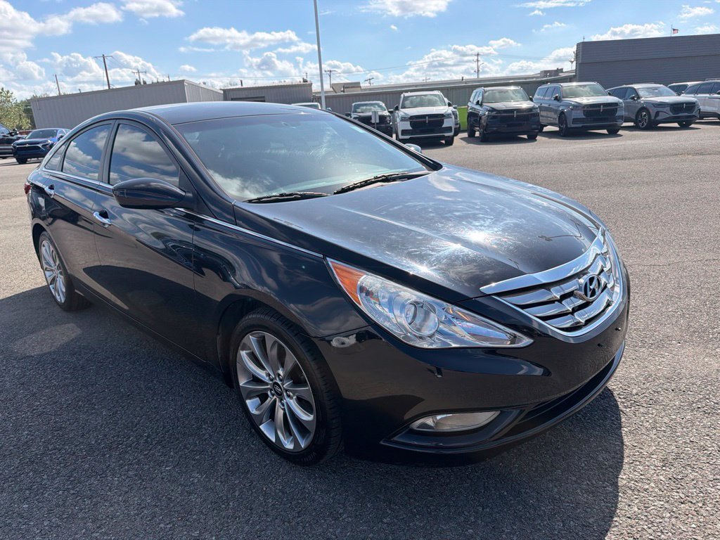 Used 2013 Black Hyundai SE image 3