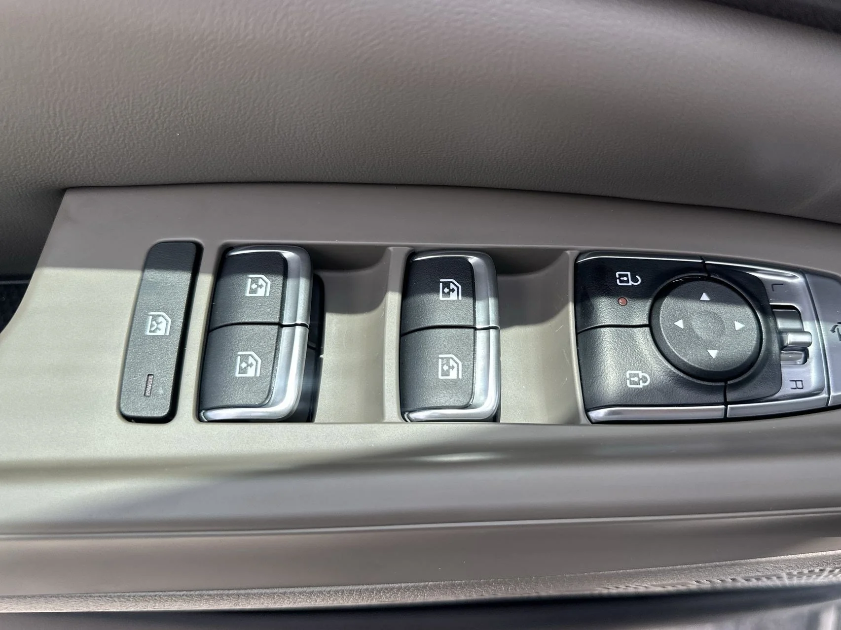 New 2026 Snow White Pearl Kia EX image 17