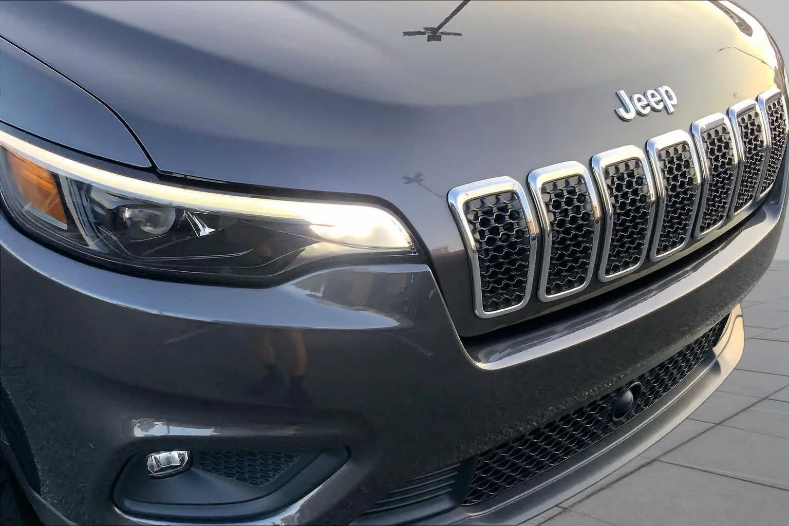 Used 2021 Granite Crystal Metallic Clearcoat Jeep Latitude Lux image 28