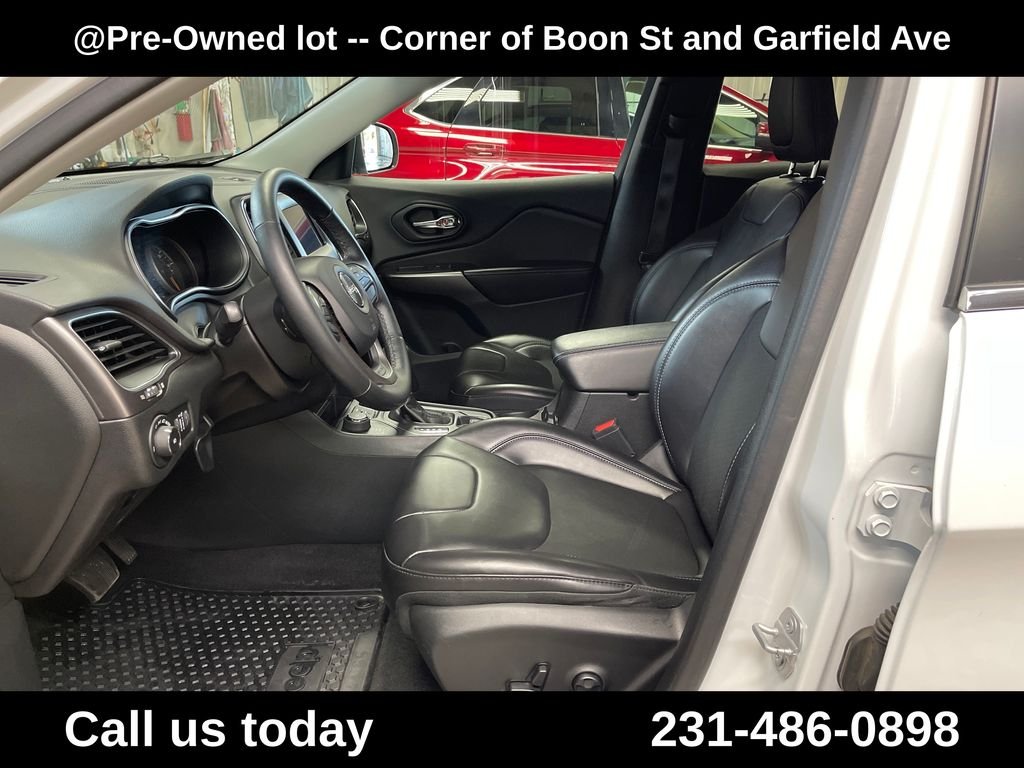 Used 2019 White Jeep Latitude Plus image 14