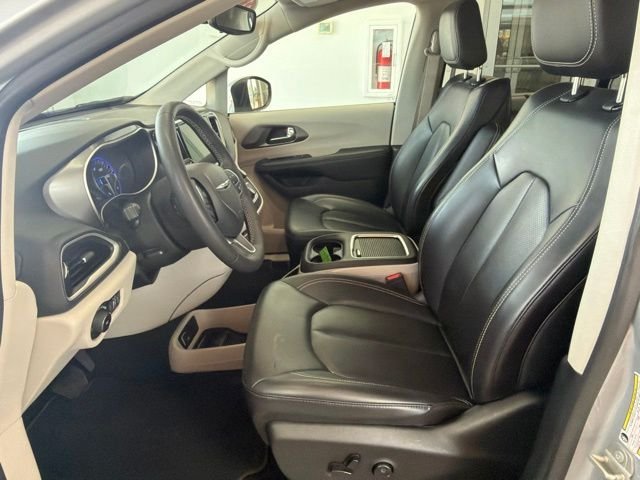 Used 2023 Silver Mist Clearcoat Chrysler  image 16