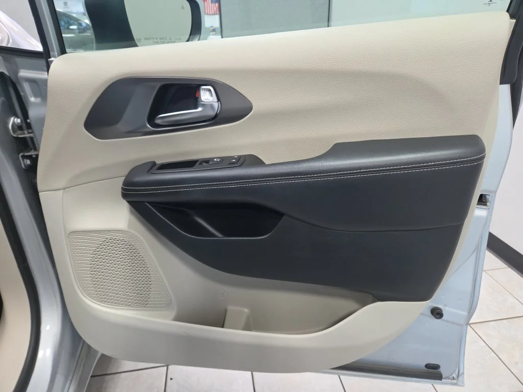 Used 2023 Silver Chrysler Touring L image 19