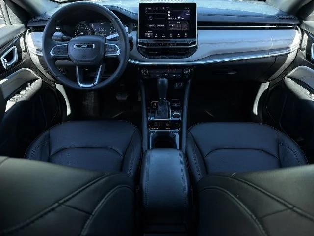 Used 2024  Jeep Limited image 17
