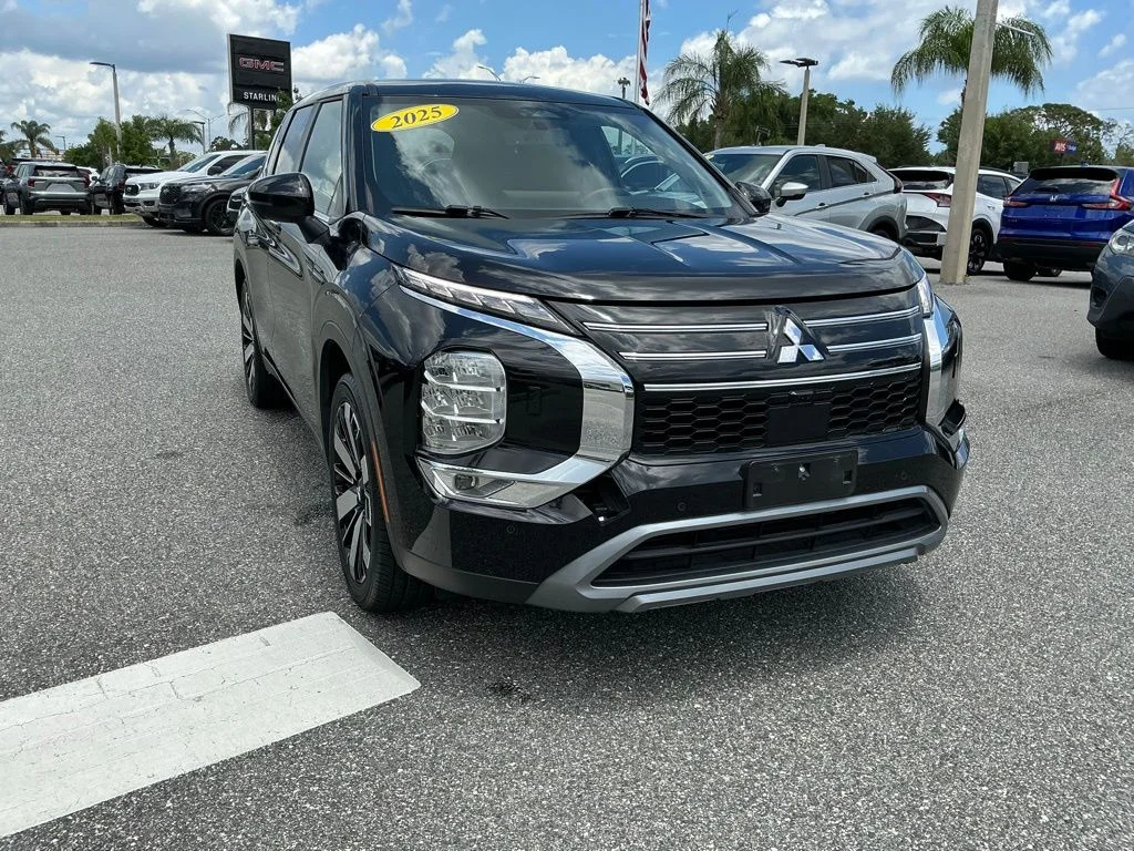 Used 2025  Mitsubishi SE image 13