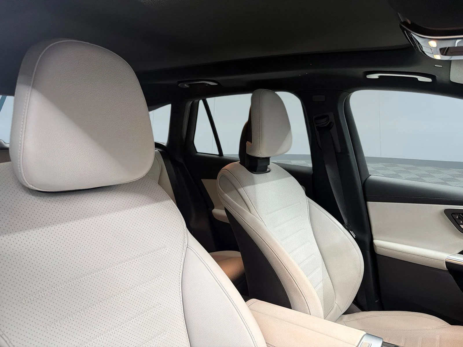 Used 2023 Grey Mercedes-Benz GLC 300 image 3