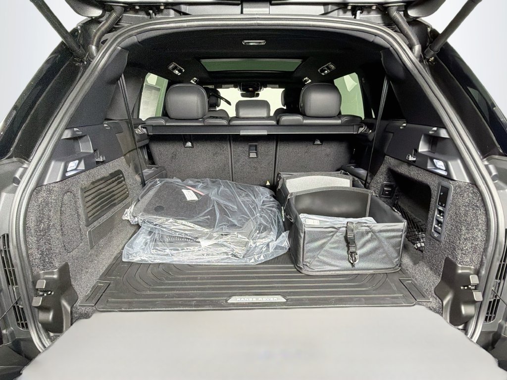 New 2027 Santorini Black Land Rover SE image 28