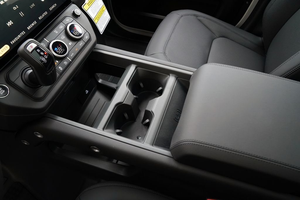 New 2026 Fuji White Land Rover X-Dynamic SE image 30