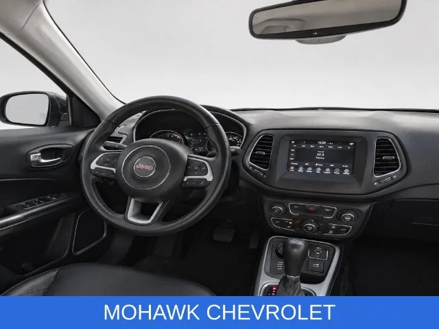 Used 2021  Jeep Latitude image 23