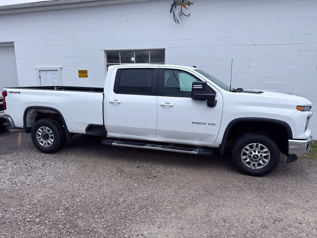 Used 2025 White Chevrolet LT image 41