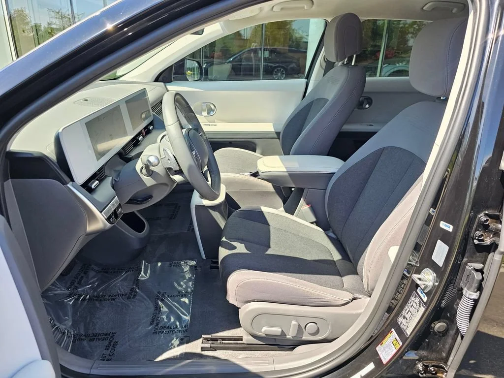 Used 2022  Hyundai SE image 20