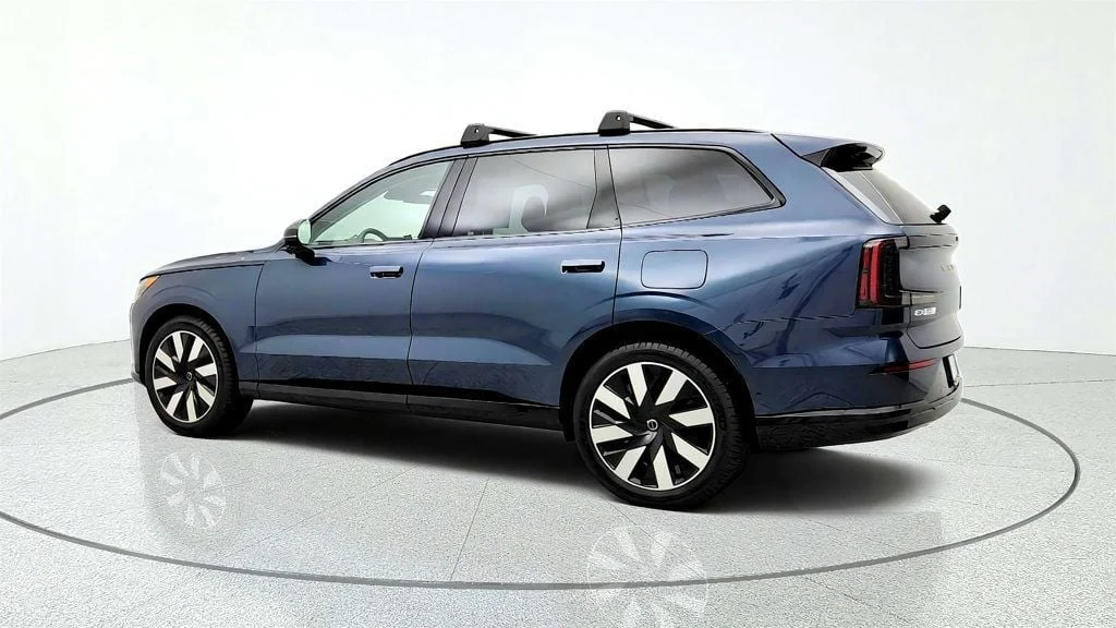 Used 2025 Denim Blue Metallic Volvo Twin Motor Performance Ultra 7-Seater w/ Bowers & Wilkins Audio image 7