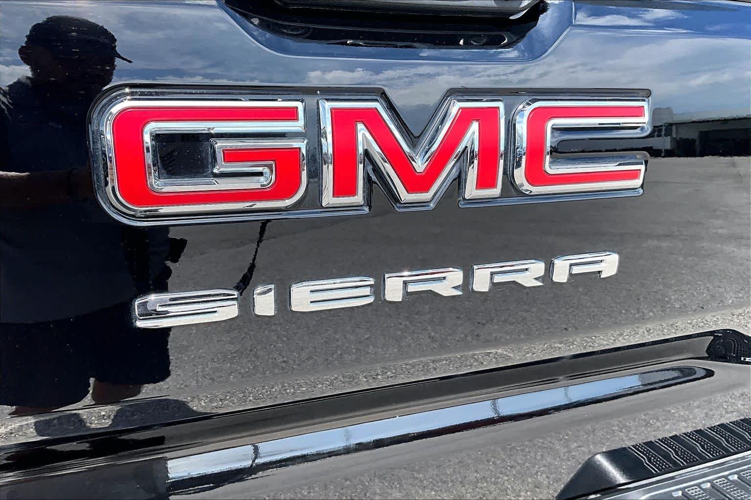 Used 2023 Onyx Black GMC SLT image 30