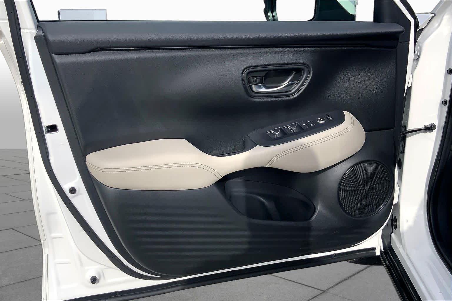 Used 2023 Platinum White Pearl Honda EX-L image 21