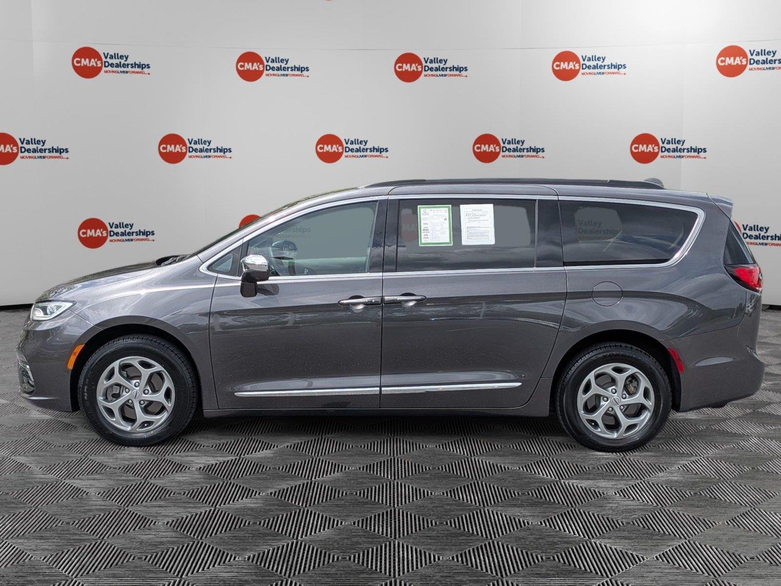 Used 2022 Granite Crystal Metallic Clearcoat Chrysler Limited image 8