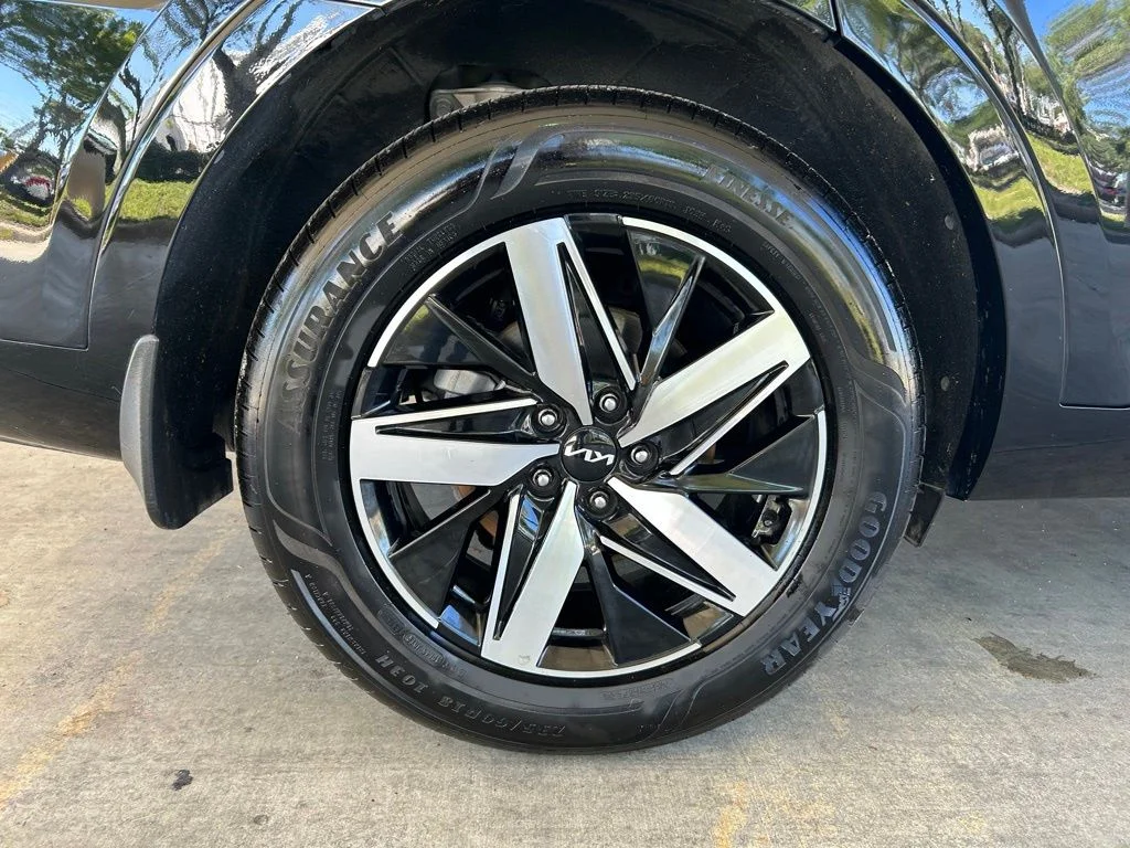 Used 2022 Black Kia EX image 20