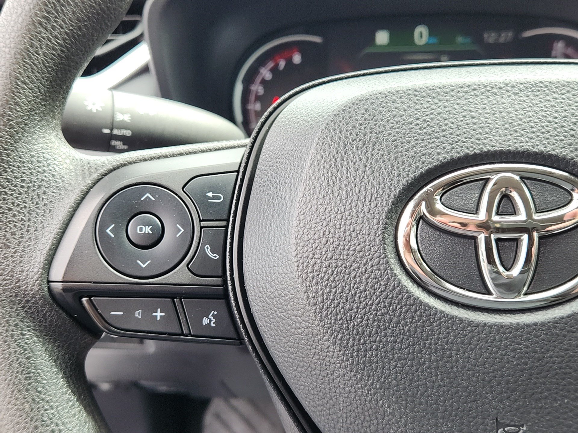 Certified Used 2025 Silver Sky Metallic Toyota XLE image 18