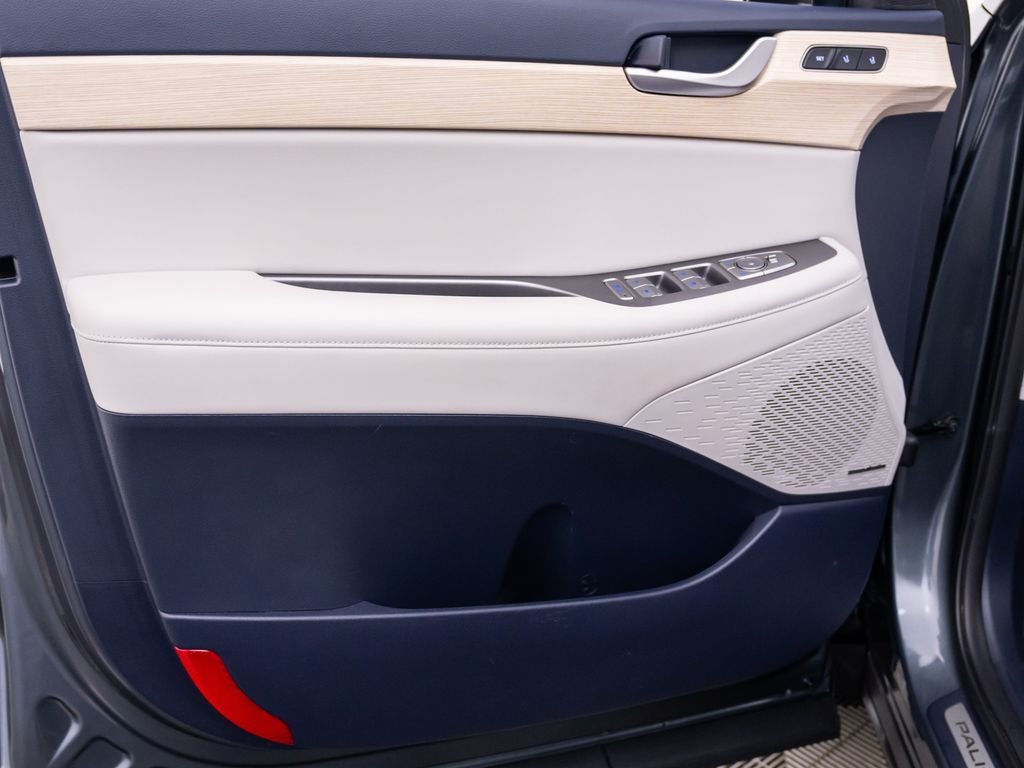 Used 2023 Graphite Hyundai Limited image 14