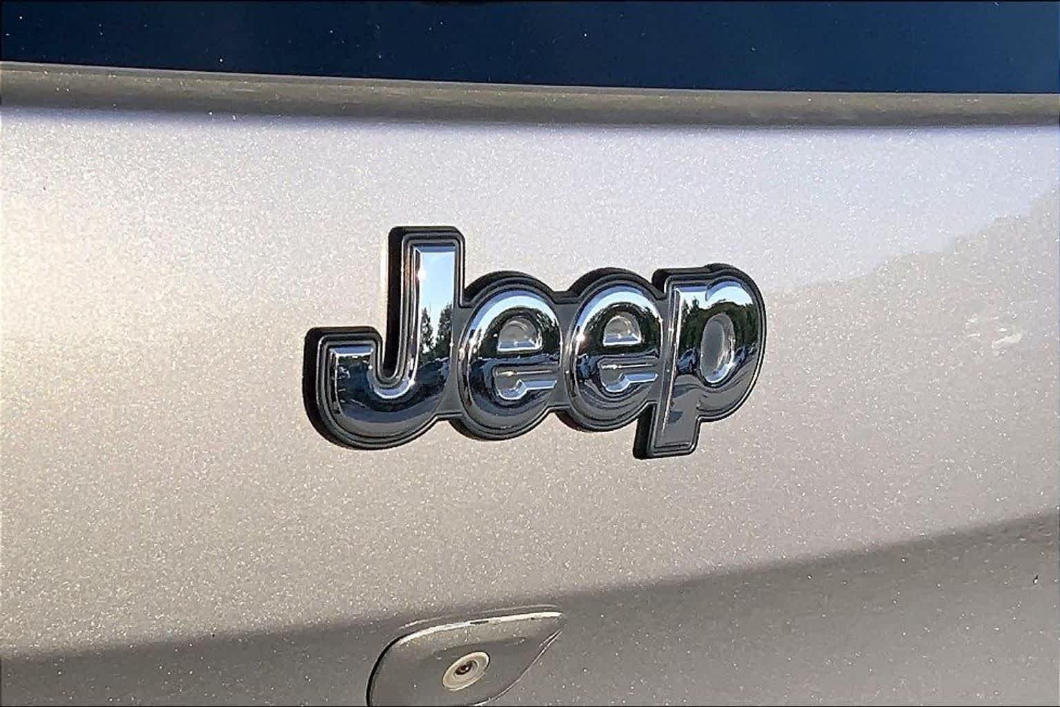 Used 2018 Billet Silver Metallic Clearcoat Jeep Latitude Plus image 28