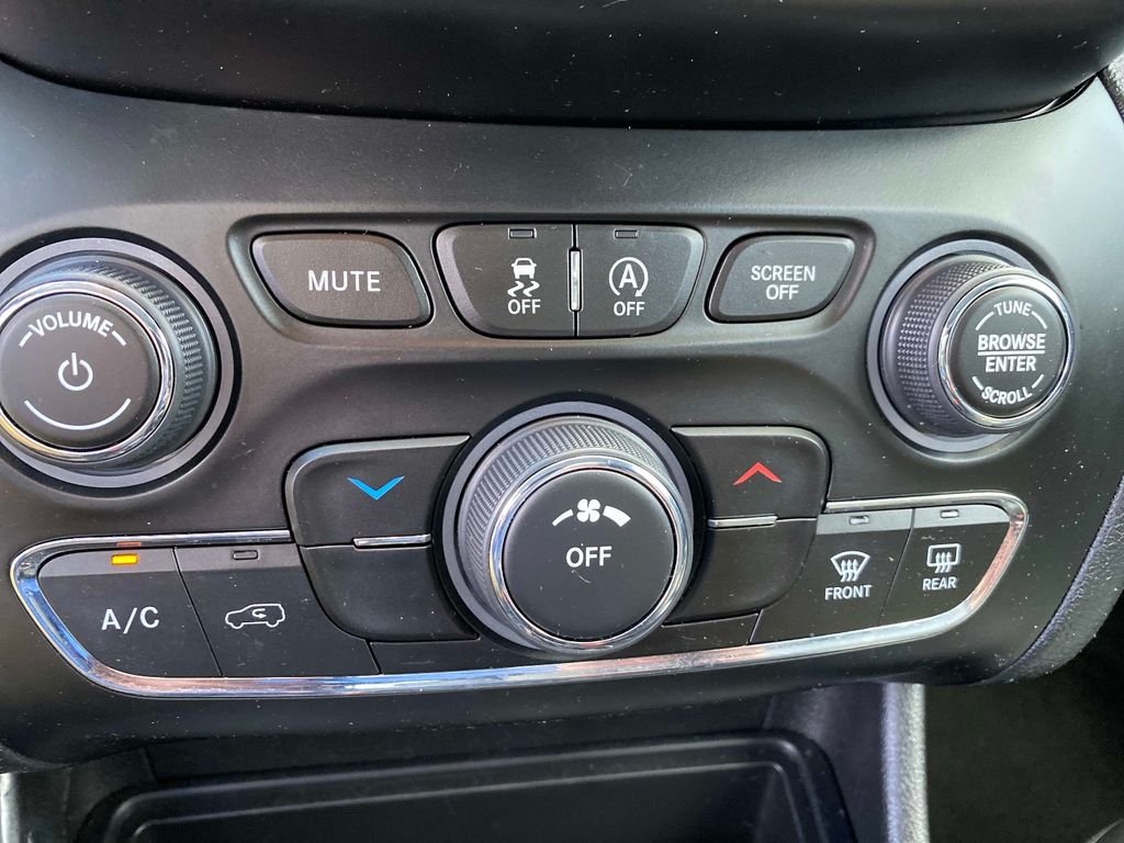Used 2020 White Jeep Latitude Plus image 15