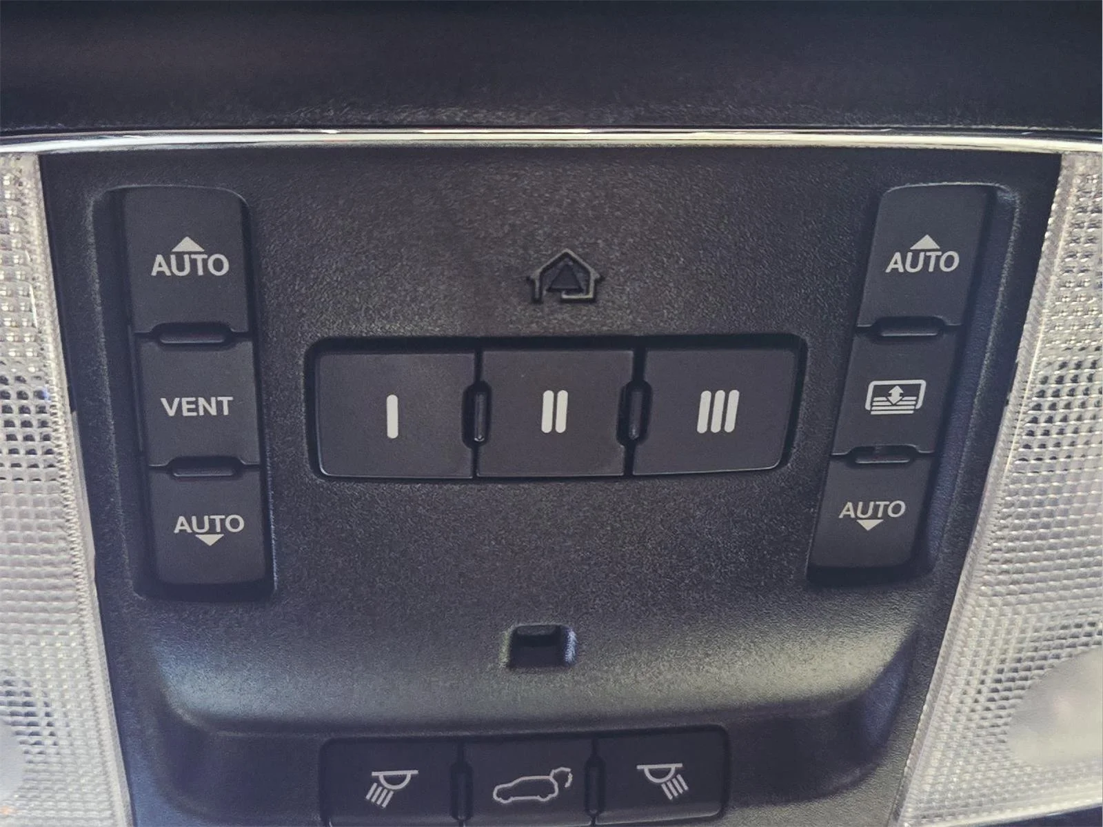 Used 2019 Diamond Black Crystal Pearlcoat Jeep Overland image 19